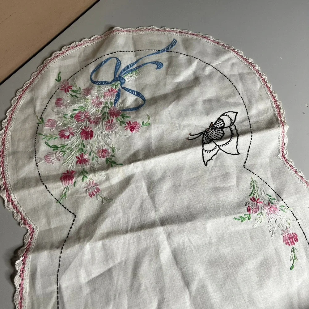 Vintage Hand Embroidered Table Runner Floral Butterfly Pink Crochet Lace 34x13.5